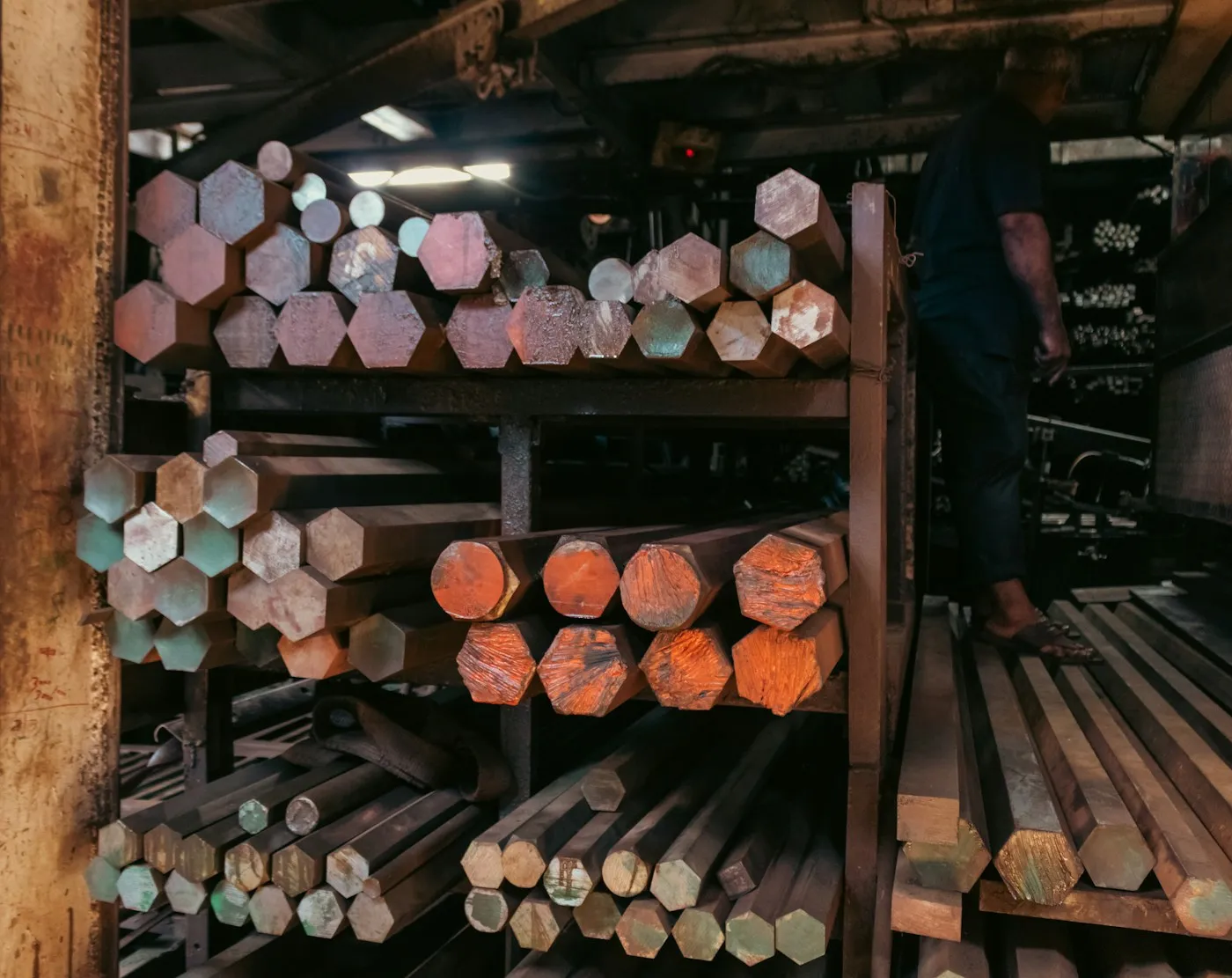 Oil Hardening Steel steel rounds and flats stored for industrial RFQs